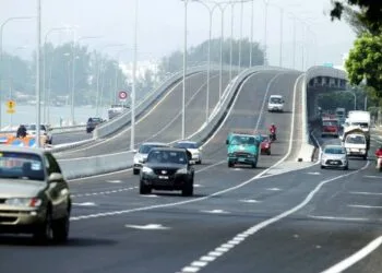 PENANG 06 APRIL 2016. Orang ramai mengunakan Lebuh Raya Bayan Lepas (BLE) yang dirasmikan Menteri Kerja Raya, Datuk Seri Fadillah Yusof. Lebuhraya Bayan Lepas dari Batu Maung ke Sungai Nibong sepanjang 3.2 kilometer yang menelan belanja RM337 juta merupakan sebahagian daripada inisiatif penguraian trafik dan membantu mengurangkan kesesakan lalulintas di antara Batu Maung dan Sungai Nibong, semalam. NSTP/RAMDZAN MASIAM