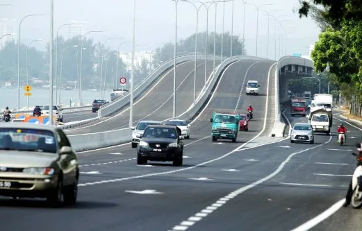 PENANG 06 APRIL 2016. Orang ramai mengunakan Lebuh Raya Bayan Lepas (BLE) yang dirasmikan Menteri Kerja Raya, Datuk Seri Fadillah Yusof. Lebuhraya Bayan Lepas dari Batu Maung ke Sungai Nibong sepanjang 3.2 kilometer yang menelan belanja RM337 juta merupakan sebahagian daripada inisiatif penguraian trafik dan membantu mengurangkan kesesakan lalulintas di antara Batu Maung dan Sungai Nibong, semalam. NSTP/RAMDZAN MASIAM