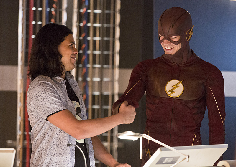 (L-R): Carlos Valdes as Cisco Ramon & Grant Gustin as The Flash (Source: Jeff Weddell/The CW)