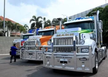 JOHOR BAHRU 08 MAY 2015 Sultan Johor, Sultan Ibrahim Iskandar, akan memandu sendiri satu daripada tiga trak Mack pada Kembara Mahkota Johor (KMJ) 2016. NSTP/ZAIN AHMED