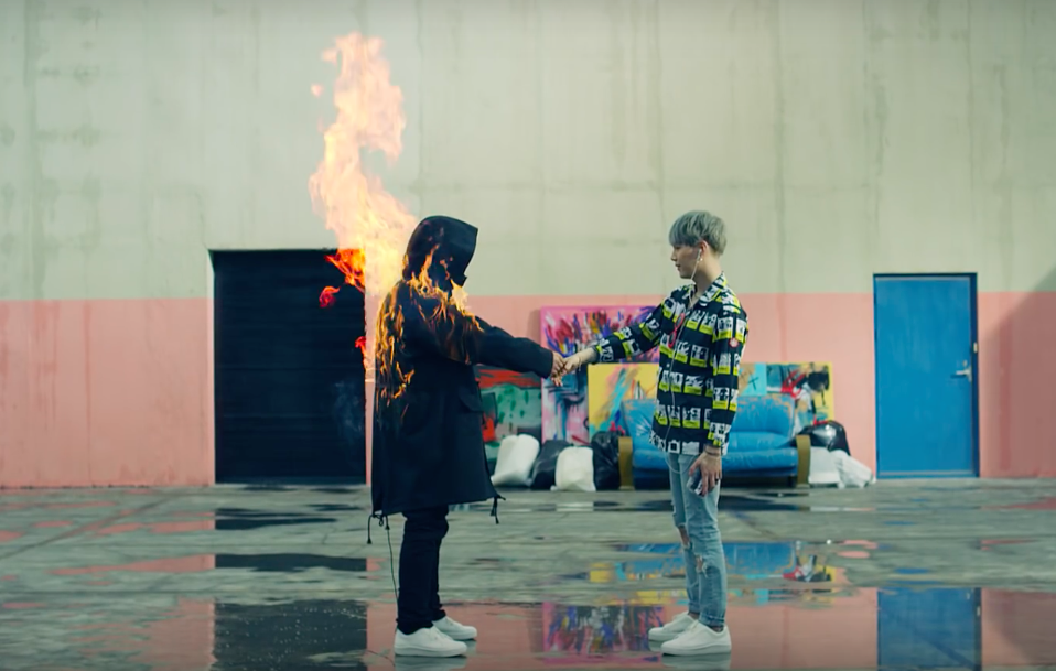 Бтс фаер. BTS Fire Шуга. BTS Fire клип. БТС огонь. Тэхен Fire.