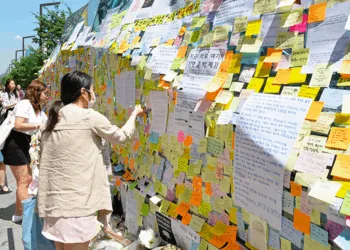 Post-its memory wall at Gangnam Subway Station (Source: The Korea Times)