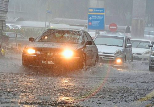 Flash flood in Jalan Pahang Barat (Source: The Star)