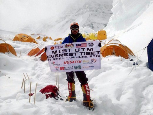 BATU PAHAT 23 MAY 2016 ( METRO JB944F / BH ) Mohd Farul Aidib Mahamad Yusoff, 22, pendaki Pasukan Misi Everest Tibet 2016 Universiti Teknologi Malaysia (UTM) berjaya sampai ke puncak gunung tertinggi di dunia melalui Tibet dan memulakan pendakian dari Camp 3 pada jam 11.45 malam. NSTP/IHSAN UTM SKUDAI
