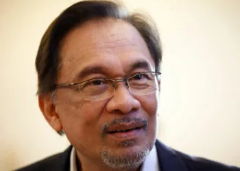 Malaysian opposition leader Anwar Ibrahim speaks to his party staff during a tea break of his final hearing in Putrajaya, Malaysia, Friday, Oct. 31, 2014. Malaysia's top court is hearing this week the final appeal by Anwar challenging his second conviction on sodomy charges in 14 years. If the court affirms the guilty verdict, Anwar could be imprisoned for five years or longer. (AP Photo/Vincent Thian)