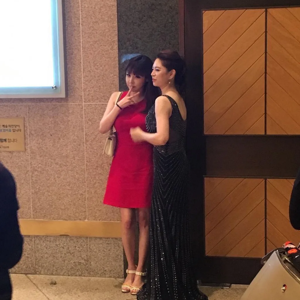 Park Bom with her sister. Source: Twitter