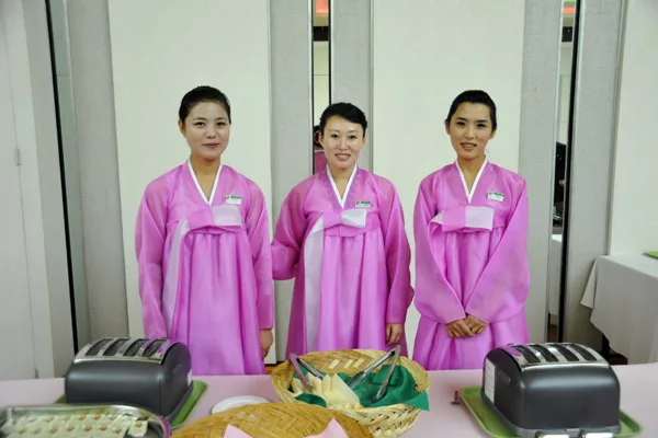 Waitresses at the Yanggakdo International Hotel, Pyongyang (Source: pbase.com/image/116358151)