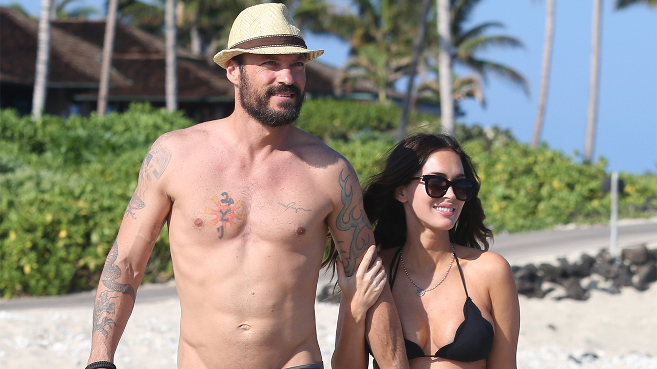 *PREMIUM-EXCLUSIVE* Kona, HI - *PREMIUM EXCLUSIVE* **WEB EMBARGO UNTIL 5PM PST ON 04/25/16** *MUST CALL FOR PRICING*  Kona, HI - Megan Fox reveals her cute baby bump during a Hawaii getaway with husband Brian Austin Green.  The brunette beauty and mom of two looked amazing with a little black bikini top and sarong draped around her waist.  Megan and Brian held hands throughout their walk on the beach showing their true love for each other despite their plans to divorce back in August, 2015.  The pregnant couple are expecting their third child together and looked to be in pure bliss enjoying the scenery of the very same place where they exchange vows in 2010. **Shot on 04/22/16**
   

AKM-GSI 26 APRIL 2016 

To License These Photos, Please Contact :

 Maria Buda
 (917) 242-1505
 mbuda@akmgsi.com

or
  
Steve Ginsburg
 (310) 505-8447
 (323) 423-9397
 steve@akmgsi.com
 sales@akmgsi.com