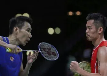 Malaysia's Lee Chong Wei prepares to returns a shot from Singapore's Derek Wong Zi Liang during a Men single match at the 2016 Summer Olympics in Rio de Janeiro, Brazil, Sunday, Aug. 14, 2016. (AP Photo/Kin Cheung)