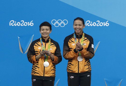 Gold medallists China's duet Chen Ruolin and Liu Huixia (C), Silver medallists Malaysia's duet Jun Hoong Cheong and Pandelela (L), Bronze medallists Canada's duet Meaghan Benfeito and Roseline Filion (R) pose during the podium ceremony the Women's Synchronised 10m Platform Final after the diving event at the Rio 2016 Olympic Games at the Maria Lenk Aquatics Stadium in Rio de Janeiro on August 9, 2016. / AFP PHOTO / Odd Andersen