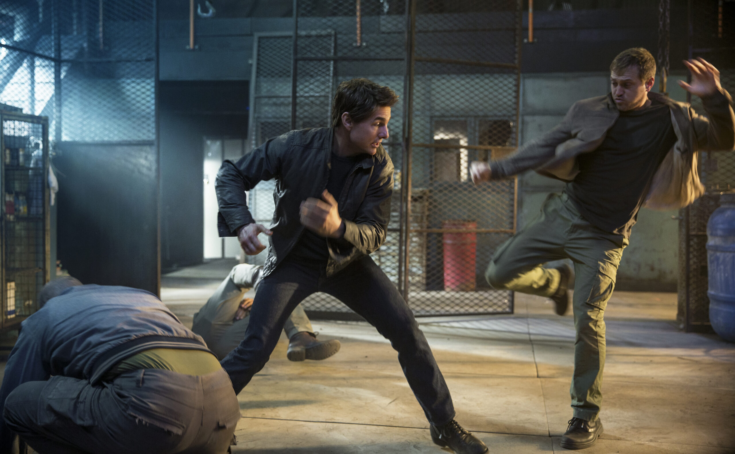 Left to right: Tom Cruise plays Jack Reacher and Gordon Alexander plays Cage Match Goon in Jack Reacher: Never Go Back from Paramount Pictures and Skydance Productions