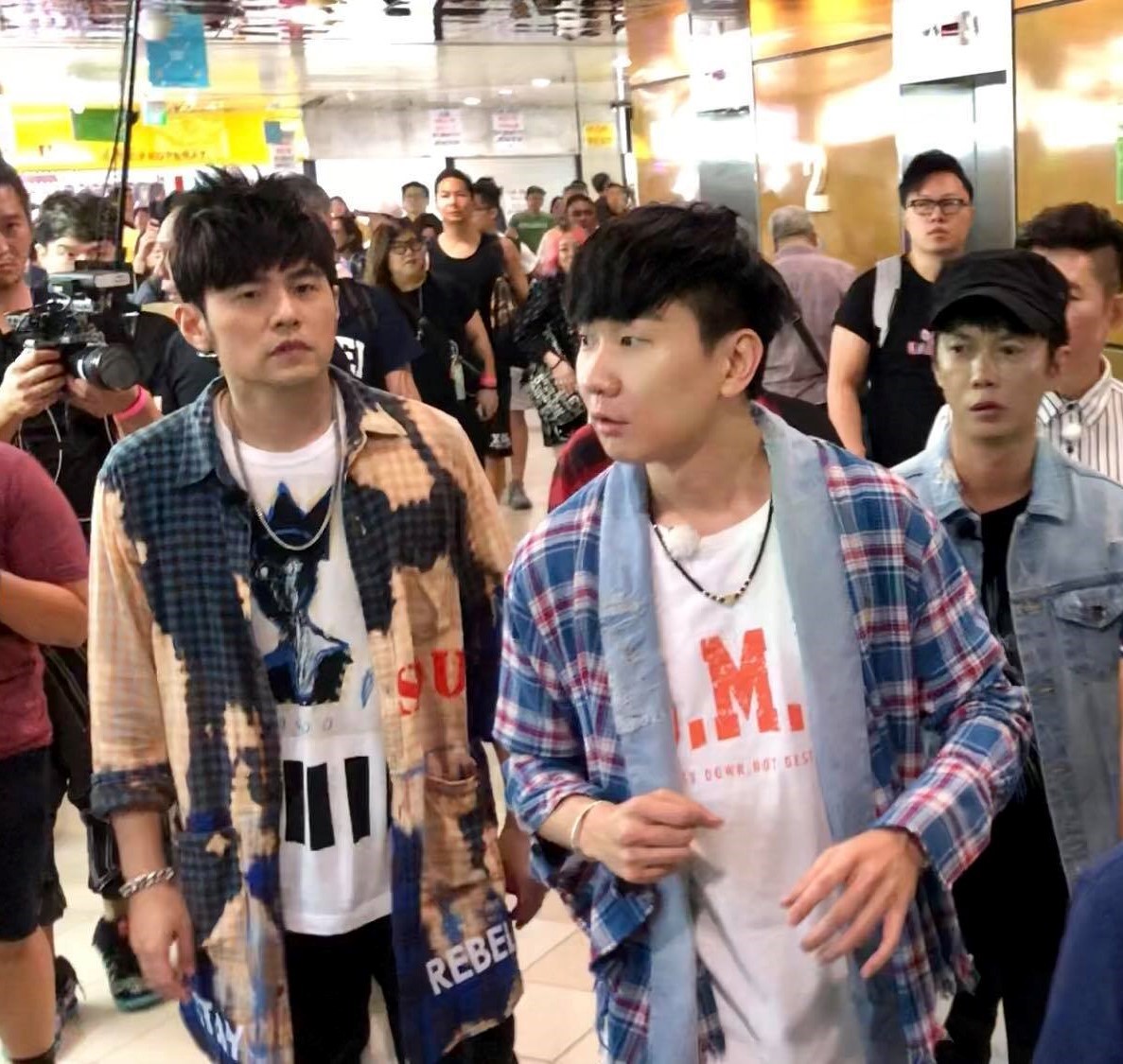 JJ Lin & Jay Chou Spotted In Singapore - Together!