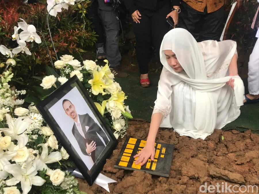  Bunga  Citra  Lestari  Purchases Grave Next To Ashraf 