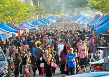 FOR METRO SOUTH EAST..........STANDING ALONE....pic onlyA lot of people visiting Bazaar Ramadan to buy foods for breaking fast at Taman Adda Height, Johor Baru. Pic by ABDUL RAHMAN EMBONG/The Star