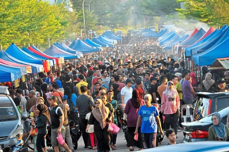 FOR METRO SOUTH EAST..........STANDING ALONE....pic onlyA lot of people visiting Bazaar Ramadan to buy foods for breaking fast at Taman Adda Height, Johor Baru. Pic by ABDUL RAHMAN EMBONG/The Star