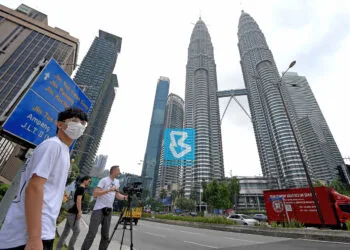 KUALA LUMPUR, 7 Mac -- GELOMBANG KEDUA ... Pemakaian topeng muka oleh orang ramai dilihat sudah menjadi kebiasaan sebagai langkah pencegahan susulan penularan COVID-19 ketika tinjauan di sekitar ibu kota hari ini.Orang ramai kini mengambil langkah pencegahan ekoran penularan COVID-19 seperti mengelak daripada mengunjungi tempat tumpuan ramai, memakai topeng muka serta mengamalkan tahap kebersihan diri yang tinggi. Semalam, Kementerian Kesihatan Malaysia (KKM) mengesahkan penambahan 28 kes positif COVID-19 menjadikan jumlah kumulatif kes positif virus itu di Malaysia sebanyak 83 kes.--fotoBERNAMA (2020) HAK CIPTA TERPELIHARA