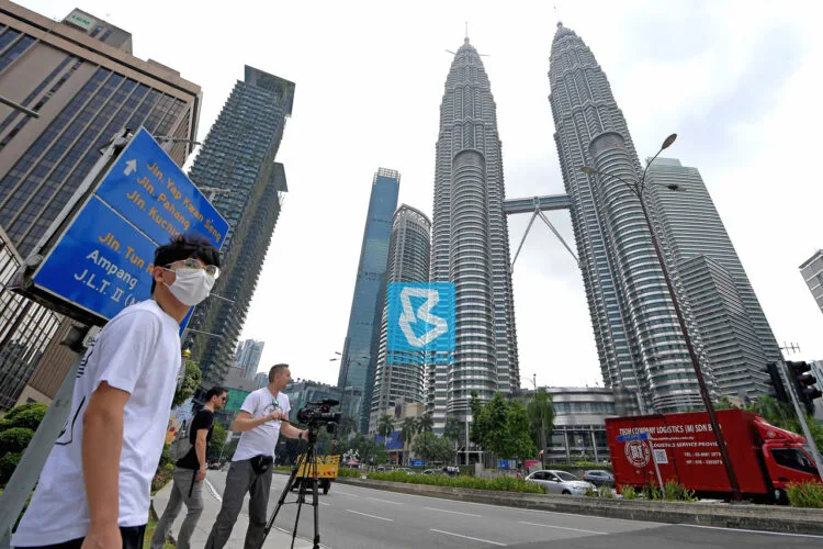 KUALA LUMPUR, 7 Mac -- GELOMBANG KEDUA ... Pemakaian topeng muka oleh orang ramai dilihat sudah menjadi kebiasaan sebagai langkah pencegahan susulan penularan COVID-19 ketika tinjauan di sekitar ibu kota hari ini.Orang ramai kini mengambil langkah pencegahan ekoran penularan COVID-19 seperti mengelak daripada mengunjungi tempat tumpuan ramai, memakai topeng muka serta mengamalkan tahap kebersihan diri yang tinggi. Semalam, Kementerian Kesihatan Malaysia (KKM) mengesahkan penambahan 28 kes positif COVID-19 menjadikan jumlah kumulatif kes positif virus itu di Malaysia sebanyak 83 kes.--fotoBERNAMA (2020) HAK CIPTA TERPELIHARA