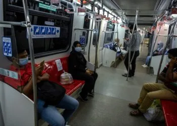 KUALA LUMPUR, 24 Mac -- JARAK SOSIAL ... Warga Kota patuh pada arahan dengan menjarakkan diri sejauh satu meter sebagai salah satu cara mengekang COVID-19 ketika berada di dalam tren ketika tinjauan di sini hari ini.?Orang ramai turut dinasihatkan agar sentiasa memakai penutup mulut dan hidung selain mencuci tangan menggunakan cecair pembasmi kuman bagi mengurangkan risiko jangkitan.?--fotoBERNAMA (2020) HAK CIPTA TERPELIHARA