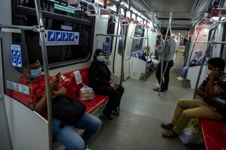 KUALA LUMPUR, 24 Mac -- JARAK SOSIAL ... Warga Kota patuh pada arahan dengan menjarakkan diri sejauh satu meter sebagai salah satu cara mengekang COVID-19 ketika berada di dalam tren ketika tinjauan di sini hari ini.?Orang ramai turut dinasihatkan agar sentiasa memakai penutup mulut dan hidung selain mencuci tangan menggunakan cecair pembasmi kuman bagi mengurangkan risiko jangkitan.?--fotoBERNAMA (2020) HAK CIPTA TERPELIHARA