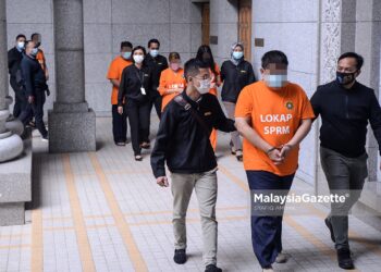 Lima individu termasuk seorang berpangkat Datuk telah dibawa ke mahkamah untuk mendapatkan tahanan reman oleh SPRM di Mahkamah Majistret Putrajaya. foto SYAFIQ AMBAK, 02 SEPTEMBER 2020