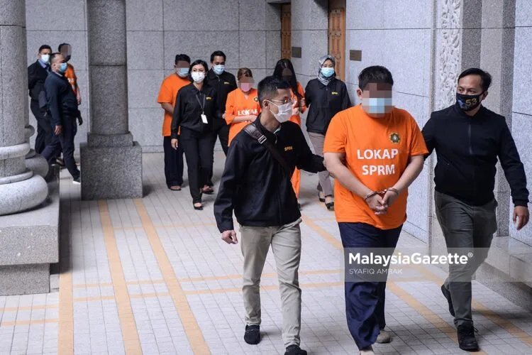 Lima individu termasuk seorang berpangkat Datuk telah dibawa ke mahkamah untuk mendapatkan tahanan reman oleh SPRM di Mahkamah Majistret Putrajaya. foto SYAFIQ AMBAK, 02 SEPTEMBER 2020
