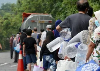 KUALA LUMPUR 05 SEPTEMBER 2020. Orang ramai beratur dan mengambil air di Pusat Khidmat Setempat Pengurusan Air Selangor Sdn Bhd yang dibuka di Persiaran Kenanga, Bandar Sri Damansara berikutan gangguan bekalan air akibat pencemaran yang dikesan pada sumber air mentah di Sungai Selangor. NSTP/EIZAIRI SHAMSUDIN