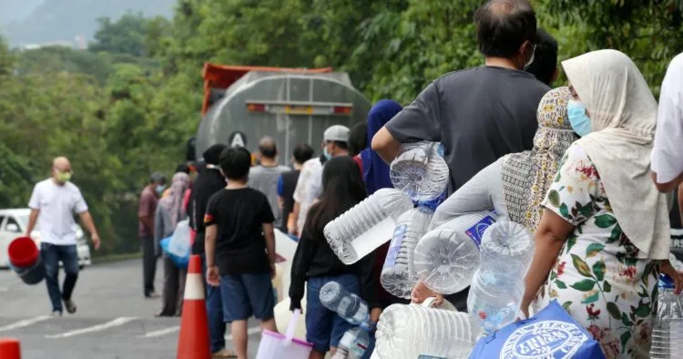 KUALA LUMPUR 05 SEPTEMBER 2020. Orang ramai beratur dan mengambil air di Pusat Khidmat Setempat Pengurusan Air Selangor Sdn Bhd yang dibuka di Persiaran Kenanga, Bandar Sri Damansara berikutan gangguan bekalan air akibat pencemaran yang dikesan pada sumber air mentah di Sungai Selangor. NSTP/EIZAIRI SHAMSUDIN