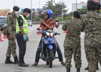 Road block with army personnel present at Persiaran Tengku Ampuan 2 ... ...SAM THAM/THE STARReporter VIJENTHI