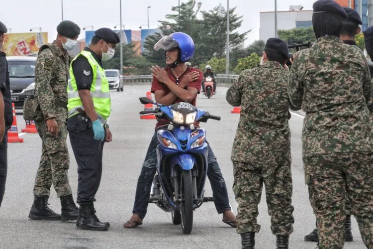 Road block with army personnel present at Persiaran Tengku Ampuan 2 ... ...SAM THAM/THE STARReporter VIJENTHI