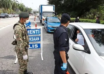 Brief Caption: Territorial Army personel and Police being helped by Rela member checking on motorists during manning the road block along Tun Dr Lim Chong Eu Expressway in an effort to curb Covid-19 influx in the 6th day of Movement Comtrol Order (MCO).Starpic by LIM BENG TATT/The Star/ 23 March 2020.