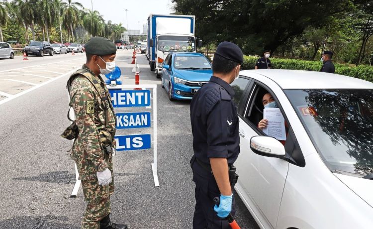 Brief Caption: Territorial Army personel and Police being helped by Rela member checking on motorists during manning the road block along Tun Dr Lim Chong Eu Expressway in an effort to curb Covid-19 influx in the 6th day of Movement Comtrol Order (MCO).

Starpic by LIM BENG TATT/The Star/ 23 March 2020.