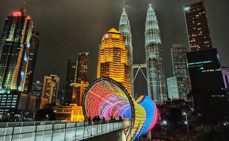 Cyclists Are Still Breaking Rules On Saloma Link Bridge - Hype Malaysia