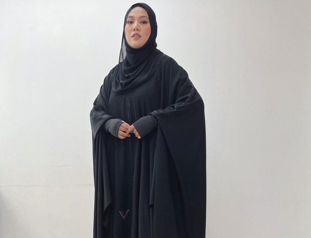 (Video) Shila Amzah Apologises To Local Media; Denies That Parents Have