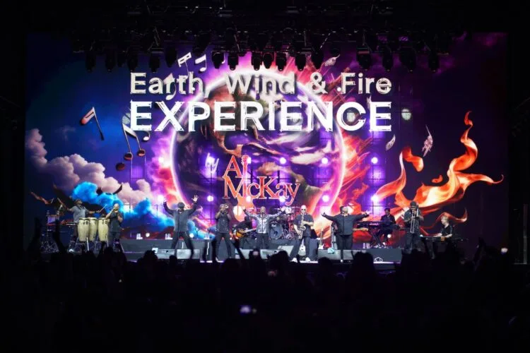 Earth, Wind & Fire Experience Concert 4