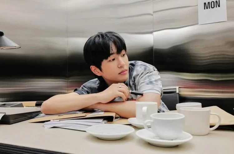 Source: IG/onew_griffin