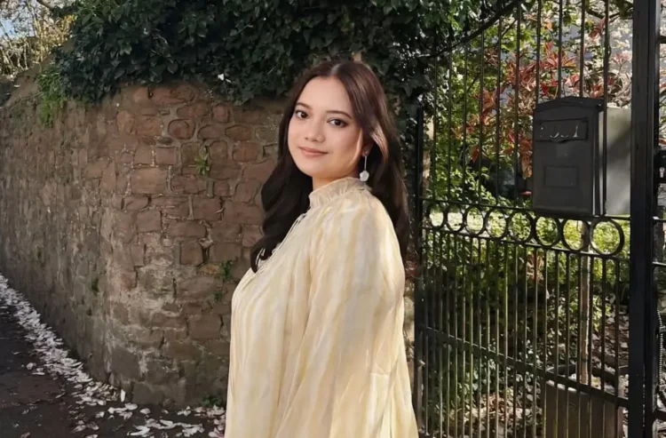 Source: IG/kasihirisleona