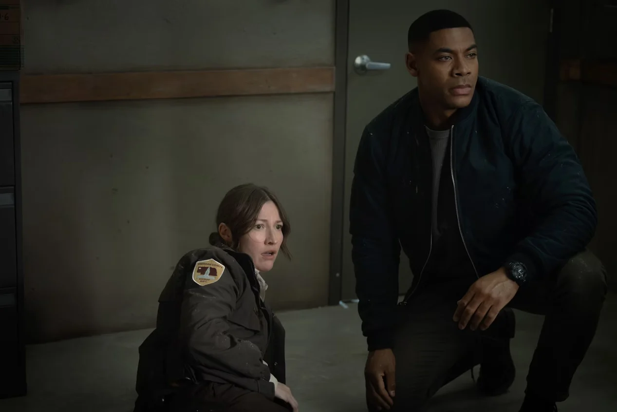 Aaron Pierre as John Stewart & Kelly Macdonald as Sheriff Kerry in "Lanterns"