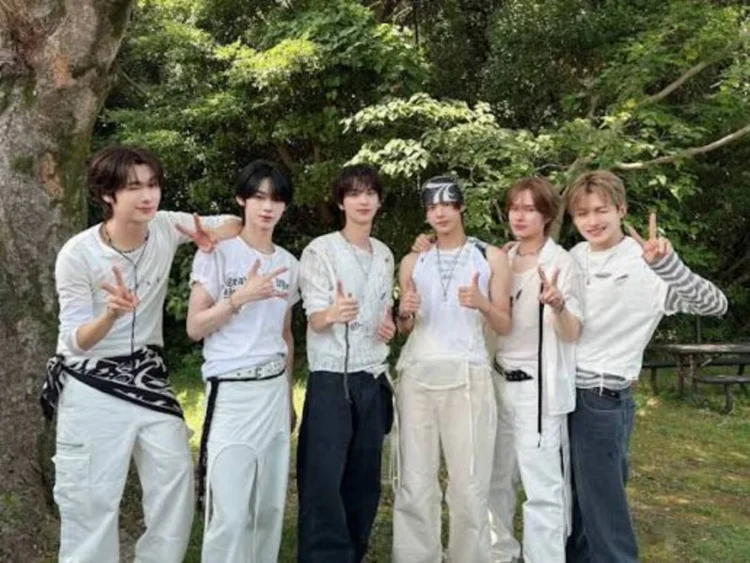 Source: @tws_pledis on Instagram